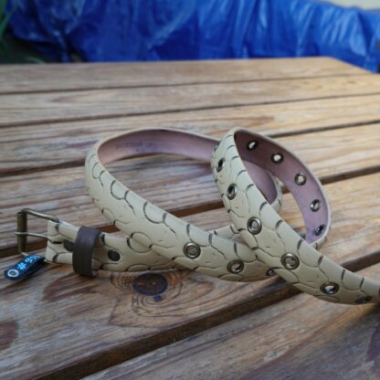 Ceinture beige en pneu de vélo upcyclé - motifs têtes de serpents