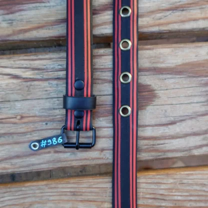 Ceinture noire et rouge en pneu de vélo upcyclé
