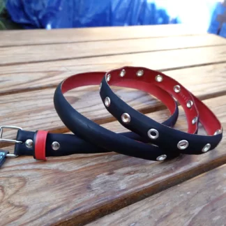 Ceinture noire et rouge en pneu de vélo upcyclé