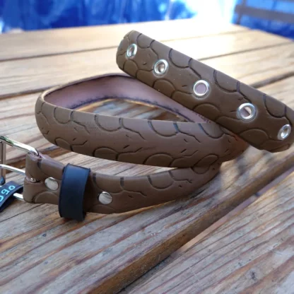 Ceinture marron en pneu de vélo upcyclé. Motifs têtes de serpents