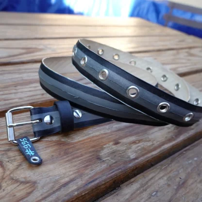 Ceinture grise et noire en pneu de vélo upcyclé