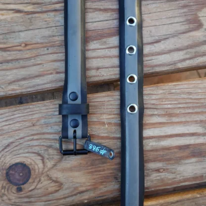 Ceinture noire et grise en pneu de vélo upcyclé