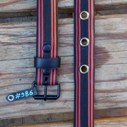 Ceinture noire et rouge en pneu de vélo upcyclé