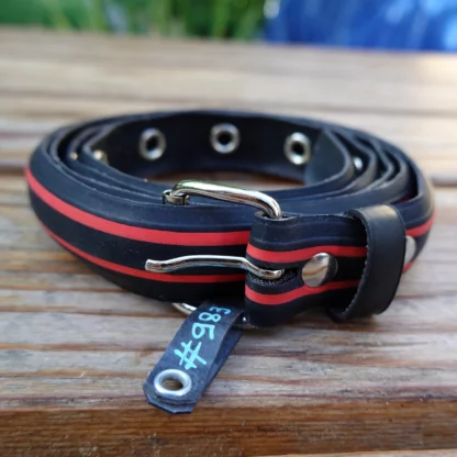 Ceinture noire et rouge en pneu de vélo upcyclé