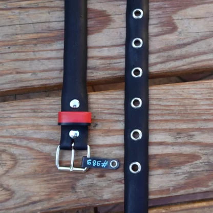 Ceinture noire et rouge en pneu de vélo upcyclé
