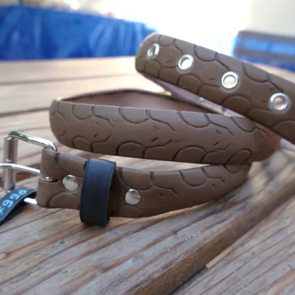 Ceinture marron en pneu de vélo upcyclé. Motifs têtes de serpents