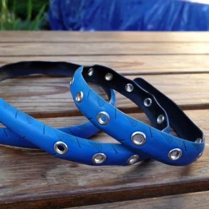 Ceinture en pneu de vélo bleu avec passant vert