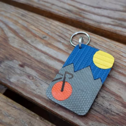 Porte-clés vélo et paysage montagneux en tuyaux de lances à incendie upcyclées