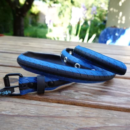 Ceinture noire et bleu en pneu de vélo upcyclé