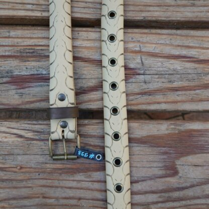 Ceinture beige en pneu de vélo upcyclé - motifs têtes de serpents
