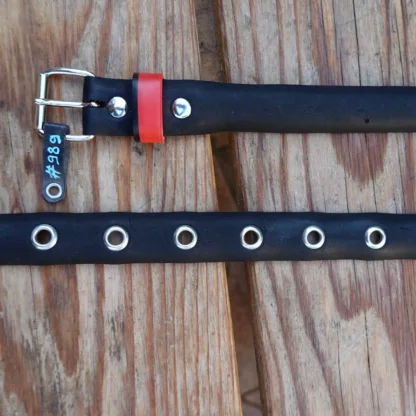Ceinture noire et rouge en pneu de vélo upcyclé
