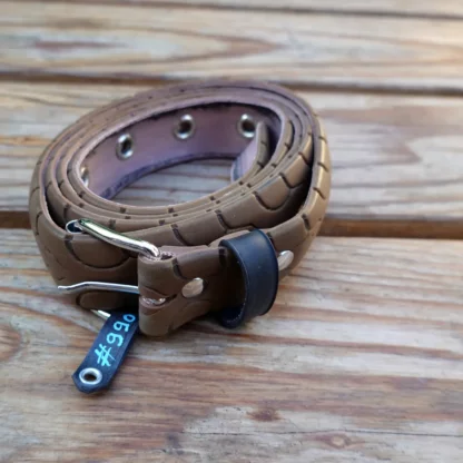 Ceinture marron en pneu de vélo upcyclé. Motifs têtes de serpents