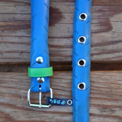 Ceinture en pneu de vélo bleu avec passant vert