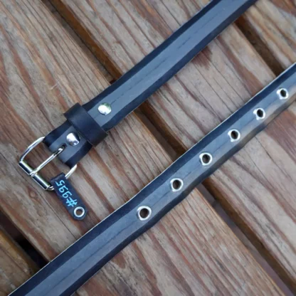 Ceinture grise et noire en pneu de vélo upcyclé