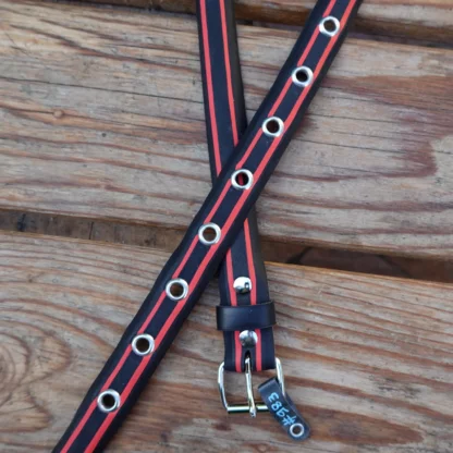 Ceinture noire et rouge en pneu de vélo upcyclé