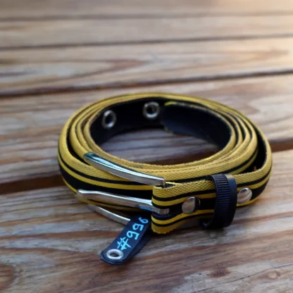 Ceinture jaune et noire en pneu de vélo upcyclé