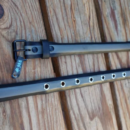 Ceinture noire et grise en pneu de vélo upcyclé