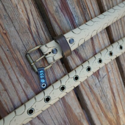 Ceinture beige en pneu de vélo upcyclé - motifs têtes de serpents