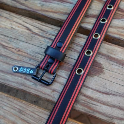Ceinture noire et rouge en pneu de vélo upcyclé