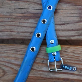 Ceinture en pneu de vélo bleu avec passant vert