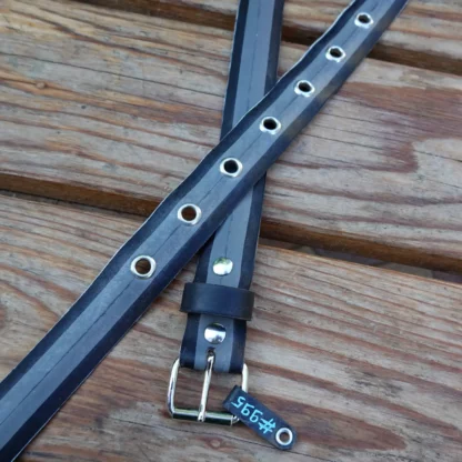 Ceinture grise et noire en pneu de vélo upcyclé