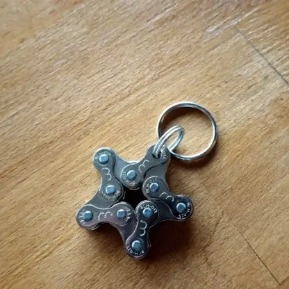 Porte-clés en forme d'étoile en chaîne de vélo upcyclée