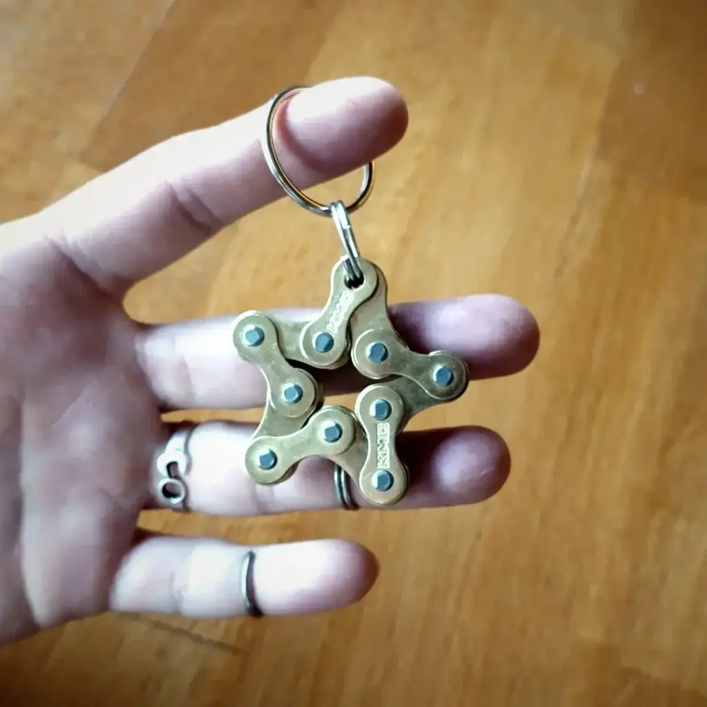 Porte-clés en forme d'étoile en chaîne de vélo upcyclée
