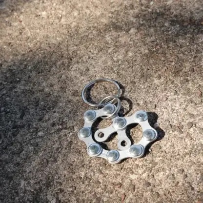 Porte-clés bretzel en chaîne de vélo upcyclée