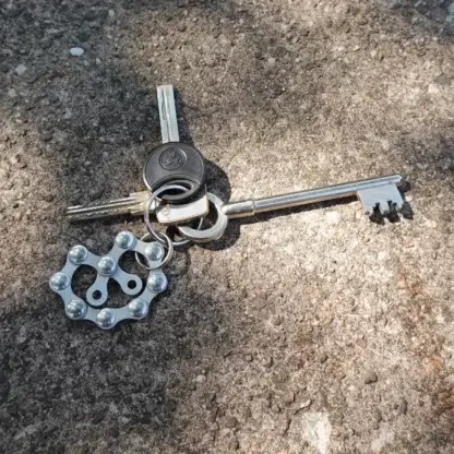 Porte-clés bretzel en chaîne de vélo upcyclée