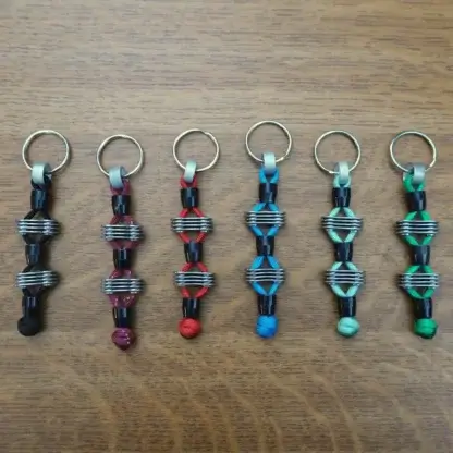 Porte-clés en chaine de vélo, paracorde et écrous de patins de frein upcyclés