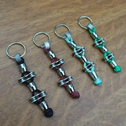 Porte-clés en chaine de vélo, paracorde et écrous de patins de frein upcyclés