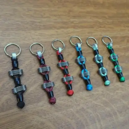Porte-clés en chaine de vélo, paracorde et écrous de patins de frein upcyclés