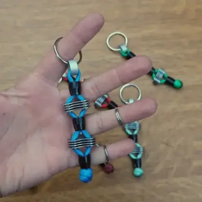 Porte-clés en chaine de vélo, paracorde et écrous de patins de frein upcyclés