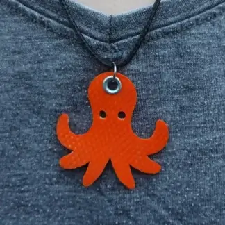 Collier poulpe en lance à incendie upcyclée