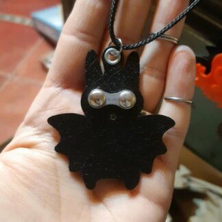 🦇 Pendentif chauve-souris masquée upcyclée, avec collier réglable en rPET
