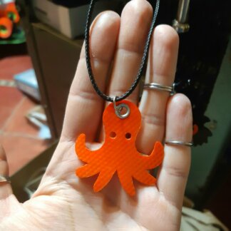 🐙 Pendentif poulpe en lance à incendie avec collier réglable en PET recyclé ♻️ – Upcyclé & fait main