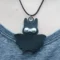 On continue avec les pendentifs ! 🦇 Pendentif chauve-souris en tablier de scooter et maillon de chaîne de vélo upcyclés, collier réglage en PET recyclé