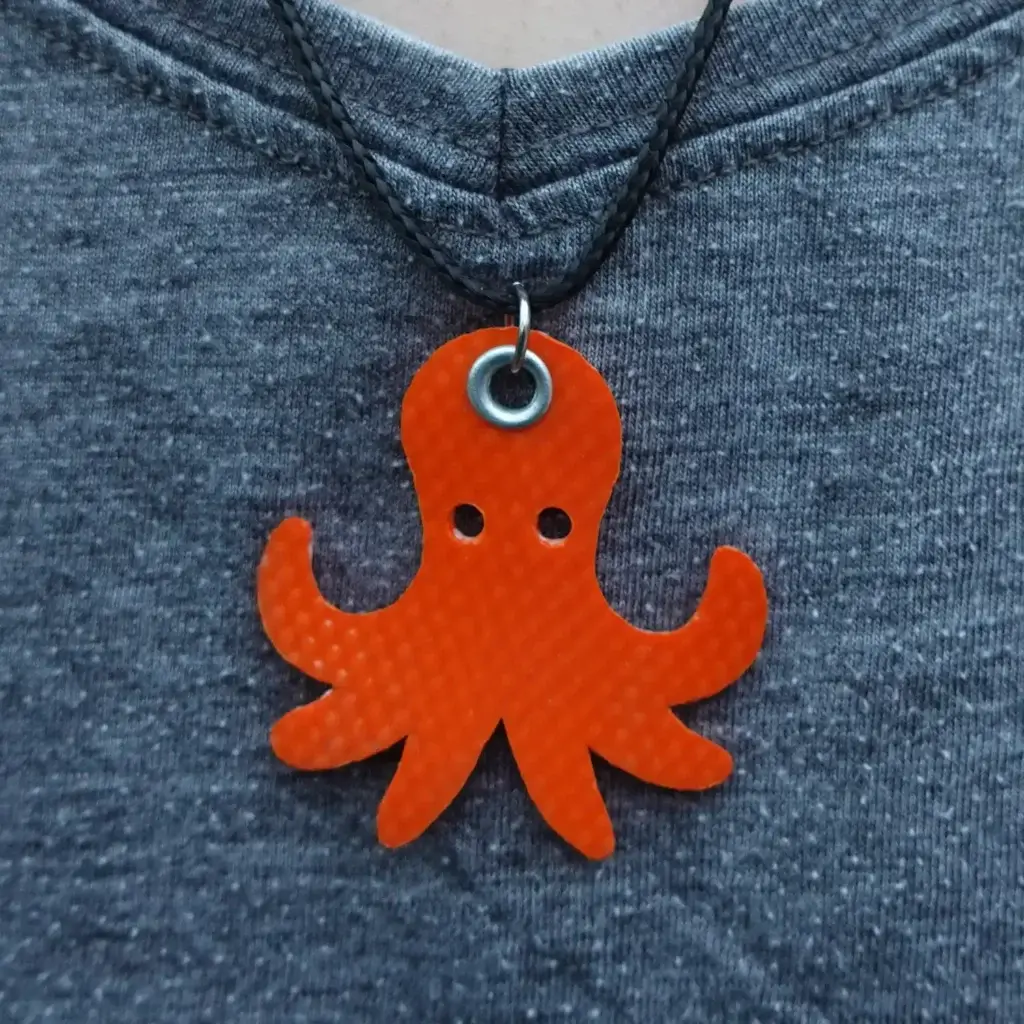 Collier poulpe en lance à incendie upcyclée