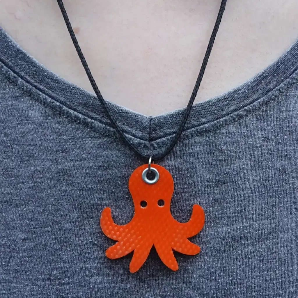 Collier poulpe en lance à incendie upcyclée