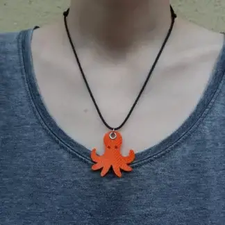 Collier poulpe en lance à incendie upcyclée