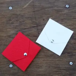 Pochettes cadeau réutilisables en moquette de salon ou en bâche publicitaire upcyclées