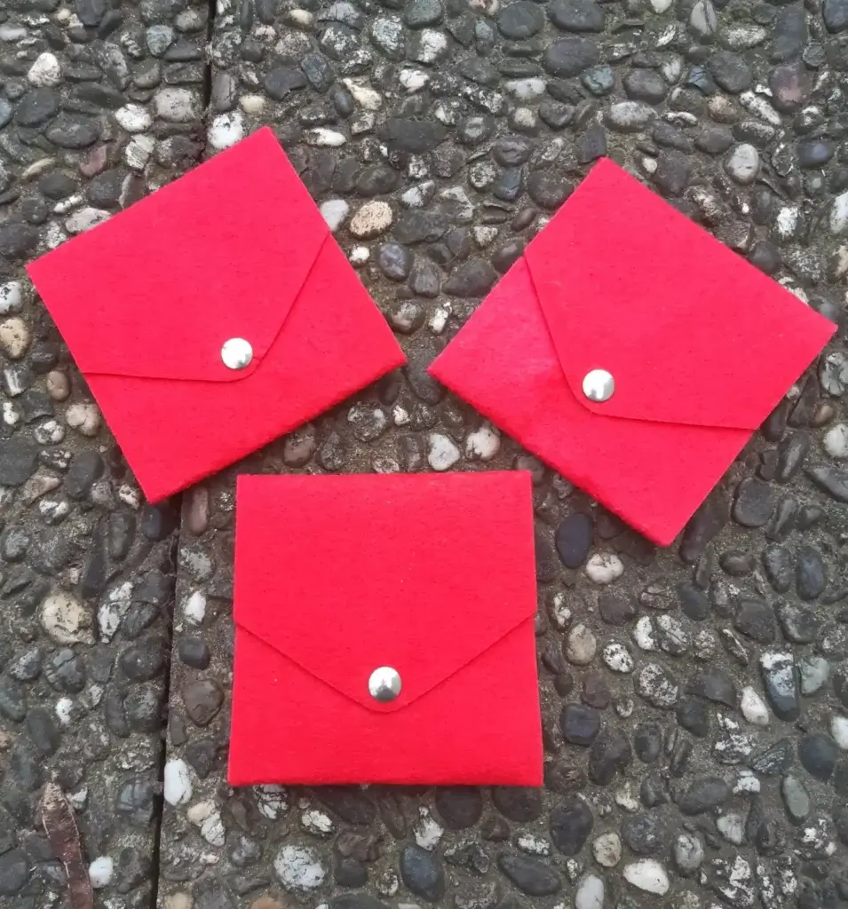 pochettes cadeau reutilisables en moquette de salon upcyclee 2