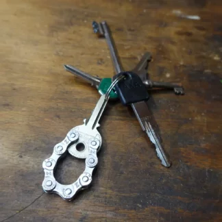 Porte-clés décapsuleur en chaine de vélo et clé upcyclées