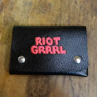 Portefeuille vegan minimaliste brodé Riot Grrrl